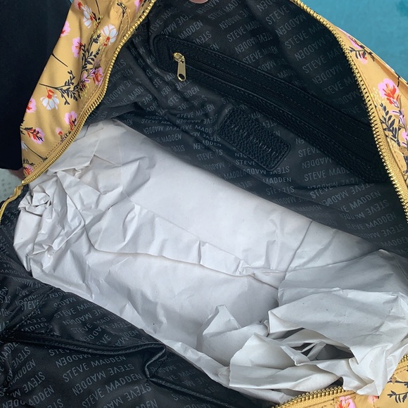 New Steve Madden Tote with Purse - Picture 16 of 16